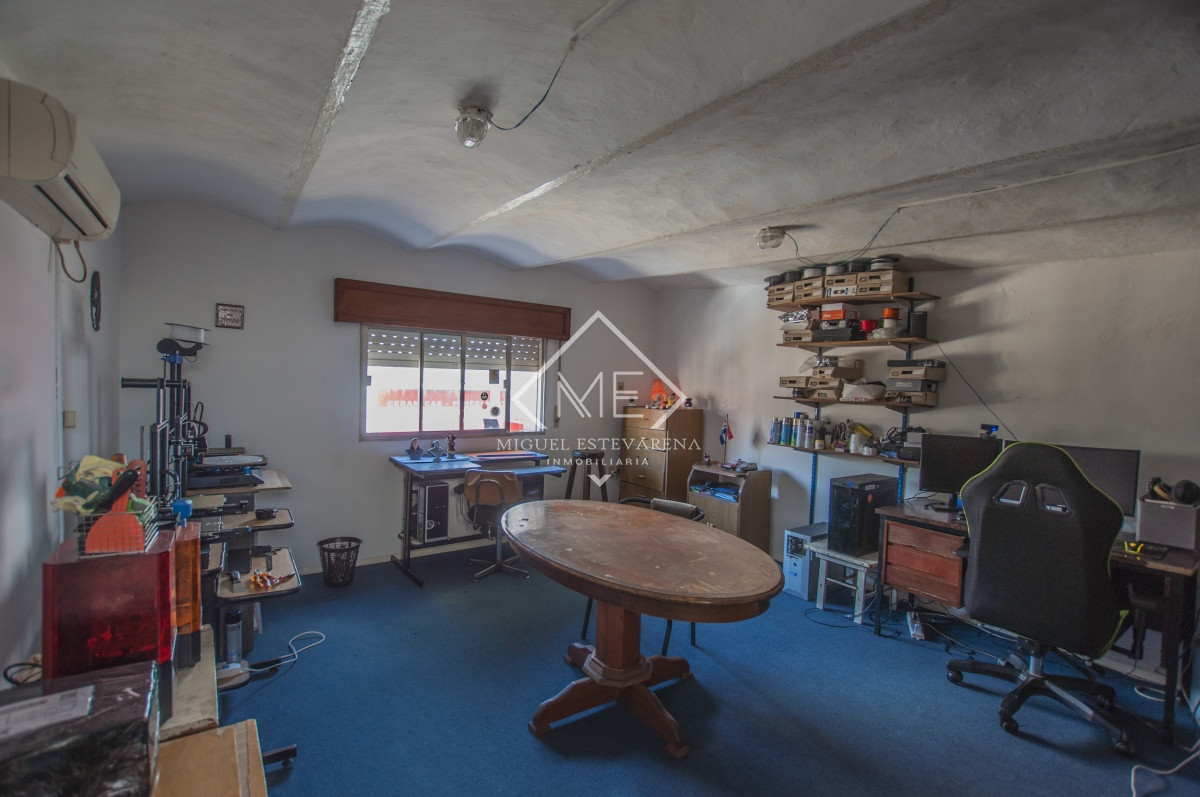 Casa ID.715 - ¡Oportunidad en Minas!  En venta amplia Propiedad en el Centro con Oficina y Garaje