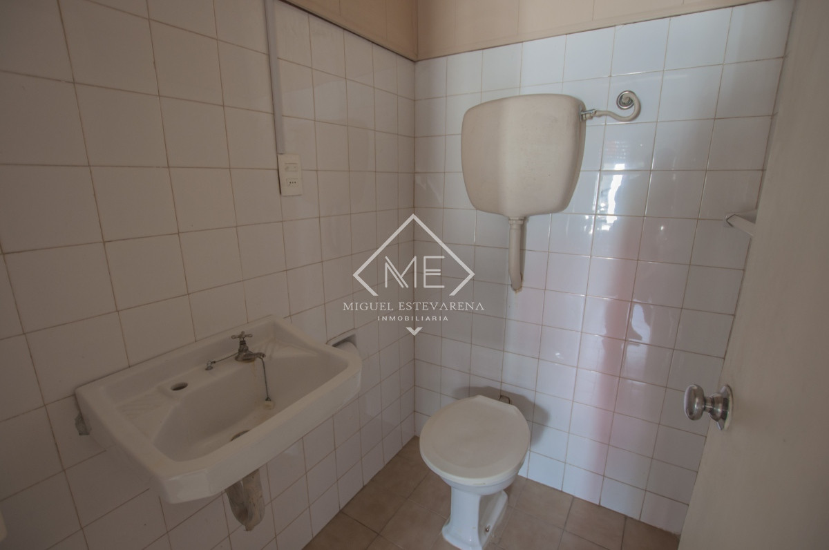 Casa ID.715 - ¡Oportunidad en Minas!  En venta amplia Propiedad en el Centro con Oficina y Garaje