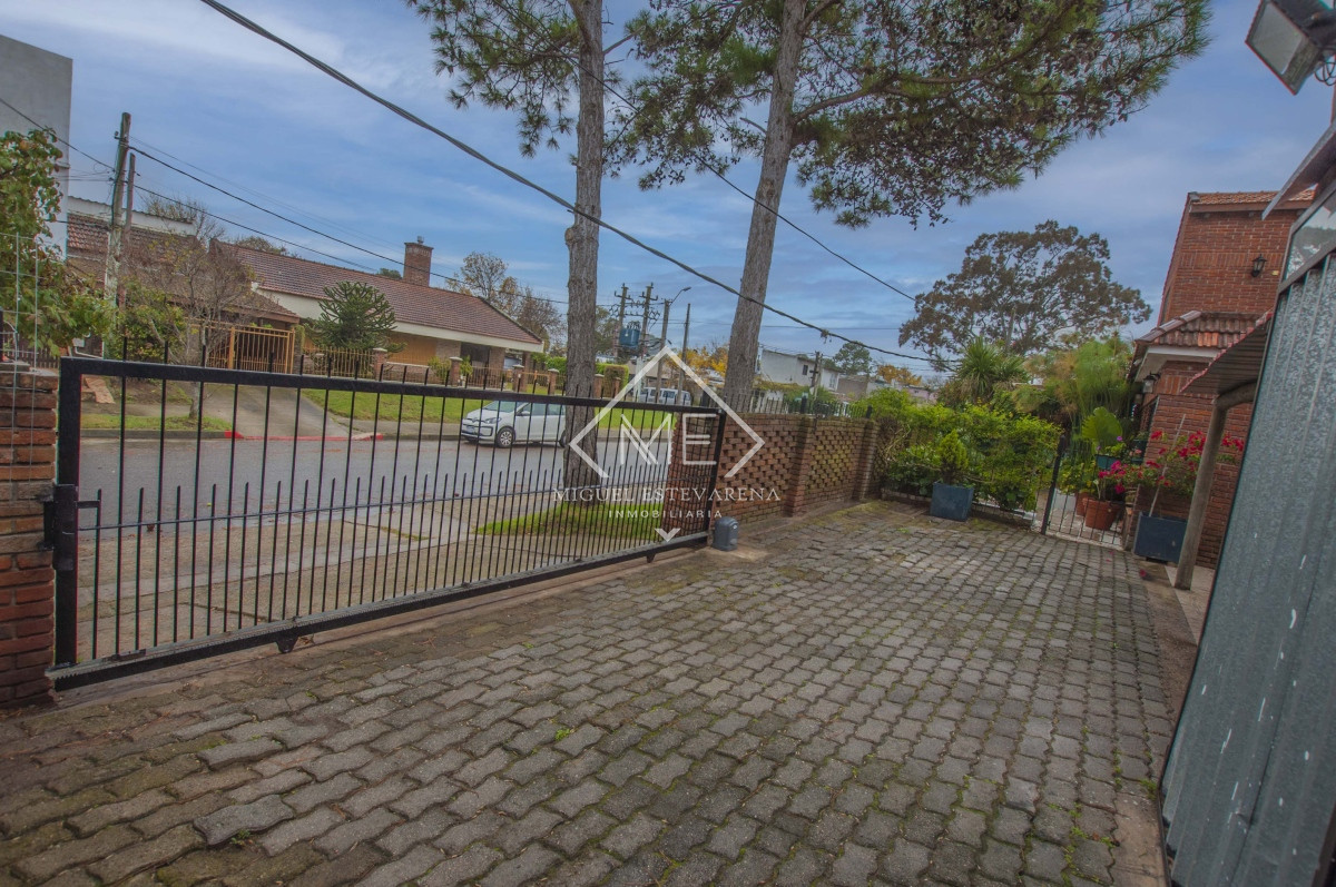 Casa ID.711 - Casa de tres dormitorios y tres baños a la venta en Maldonado.