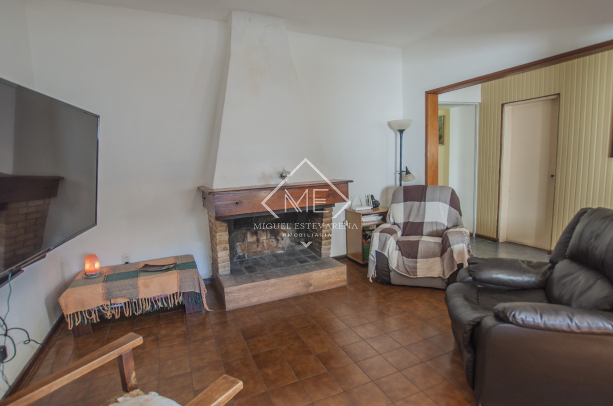Casa ID.715 - ¡Oportunidad en Minas!  En venta amplia Propiedad en el Centro con Oficina y Garaje