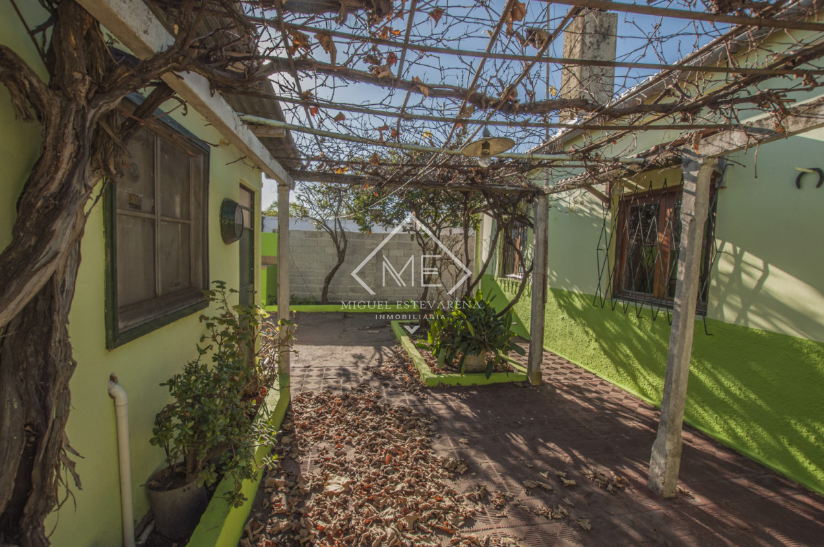 Casa ID.887 - Venta en Barrio Olímpico - Casa de 2 Dormitorios con Baño a Nuevo y Garaje