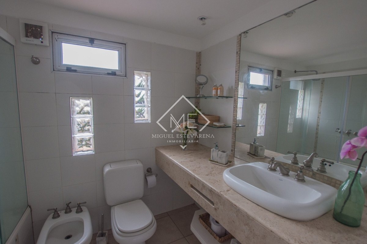 Casa ID.711 - Casa de tres dormitorios y tres baños a la venta en Maldonado.