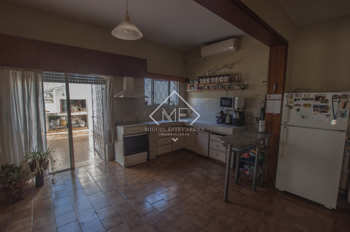 Casa ID.894 - Propiedad en Minas Apta para Banco - 4 Dormitorios, 3 Baños y Parrillero
