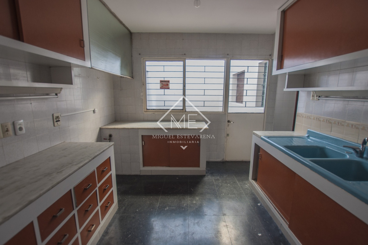 Casa ID.666 - Casa en venta en el centro de Minas: Amplios espacios y diseño inteligente.