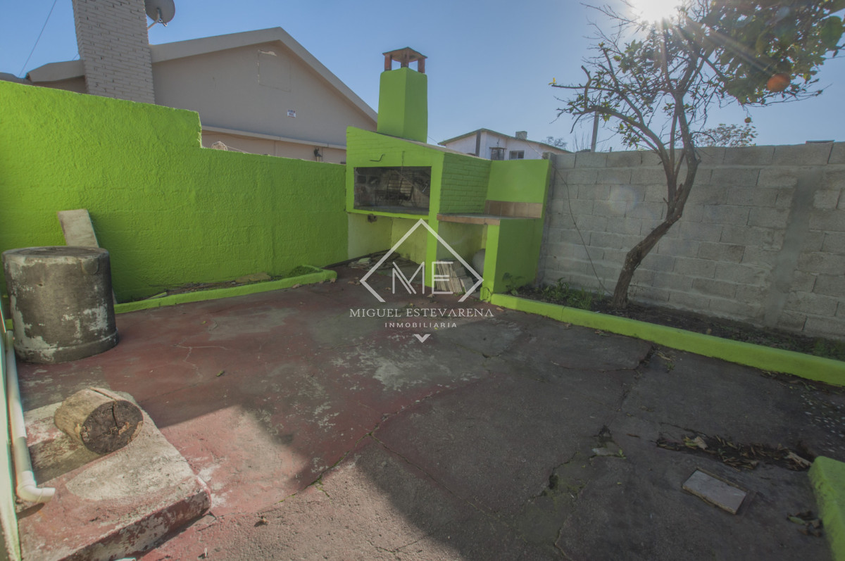 Casa ID.887 - Venta en Barrio Olímpico - Casa de 2 Dormitorios con Baño a Nuevo y Garaje
