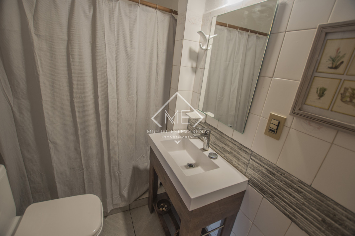 Casa ID.894 - Propiedad en Minas Apta para Banco - 4 Dormitorios, 3 Baños y Parrillero