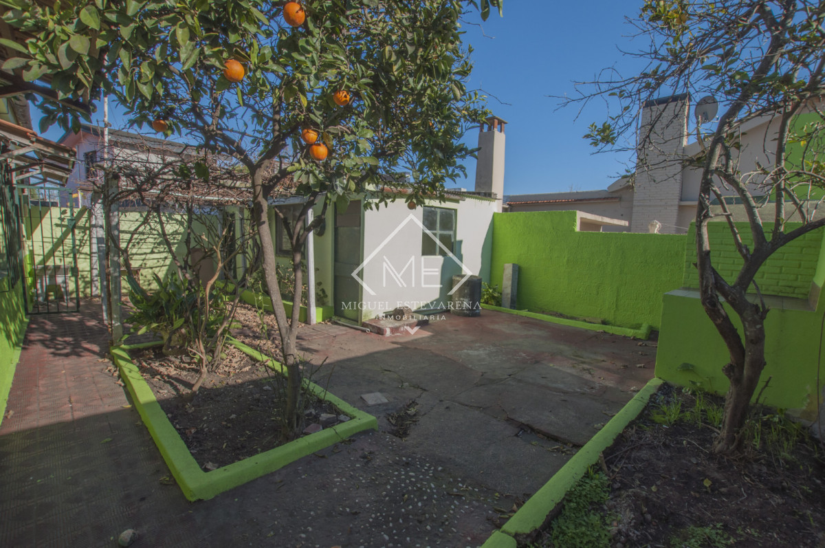 Casa ID.887 - Venta en Barrio Olímpico - Casa de 2 Dormitorios con Baño a Nuevo y Garaje