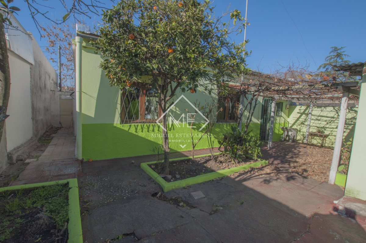 Casa ID.887 - Venta en Barrio Olímpico - Casa de 2 Dormitorios con Baño a Nuevo y Garaje