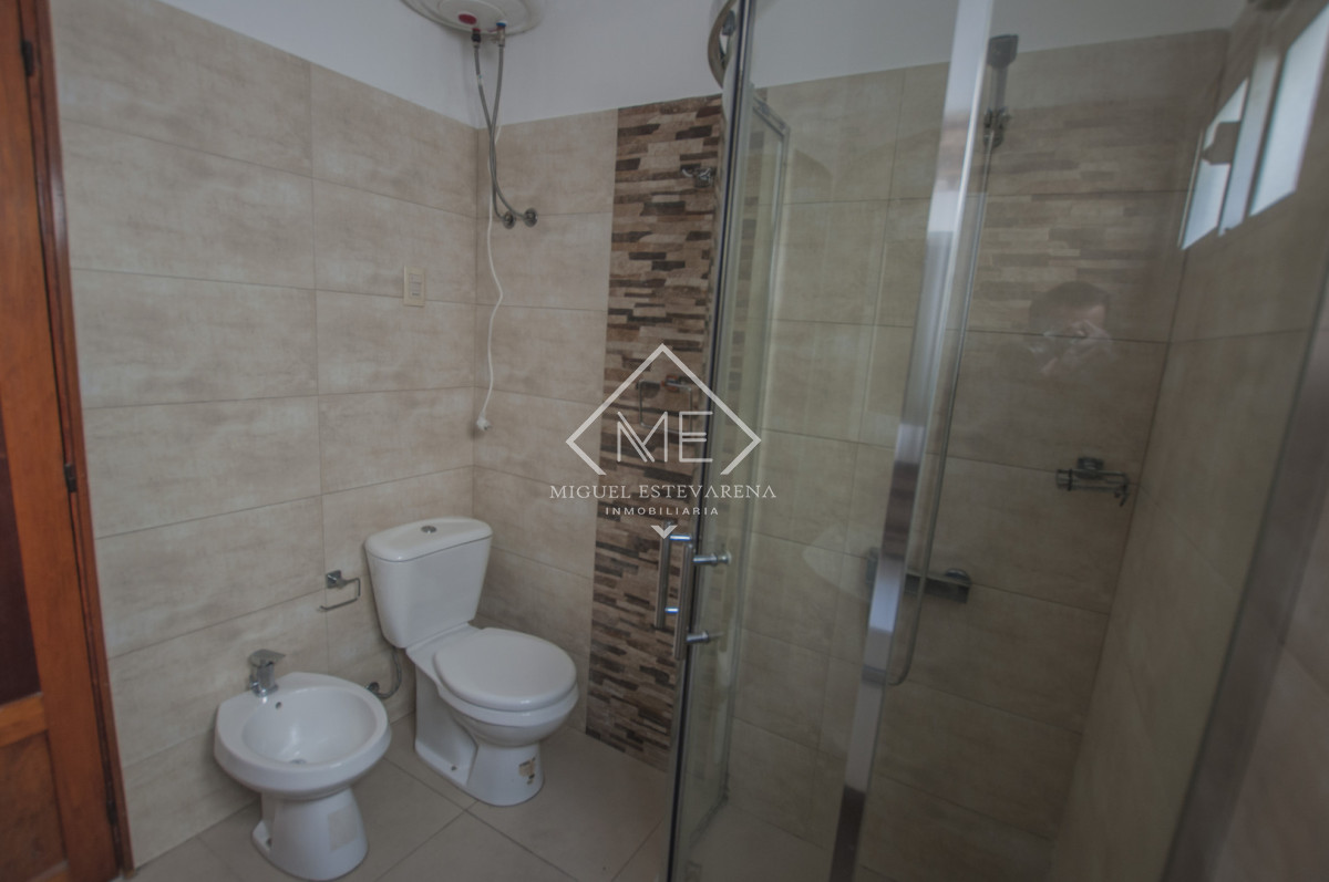 Casa ID.887 - Venta en Barrio Olímpico - Casa de 2 Dormitorios con Baño a Nuevo y Garaje