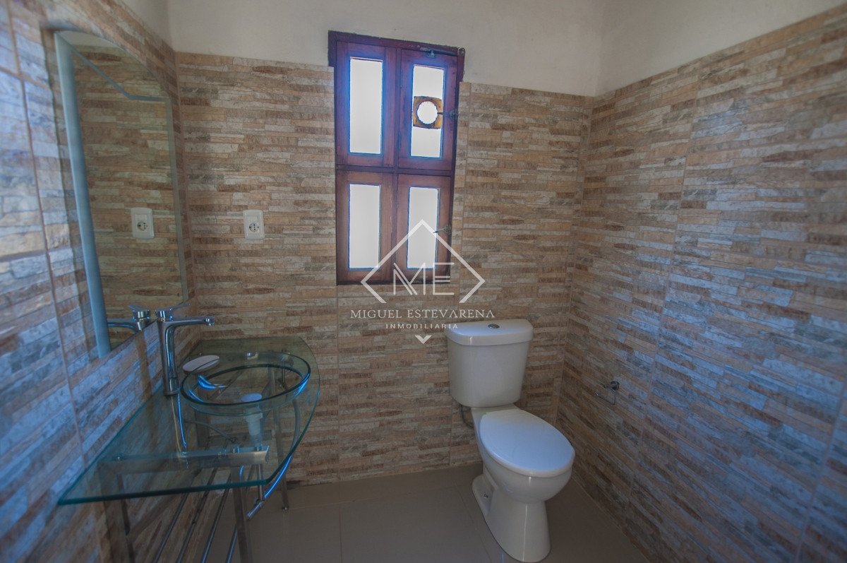 Casa ID.717 - Oportunidad de Venta: Casa en El Tesoro con Amplio Terreno y Excelente Ubicación