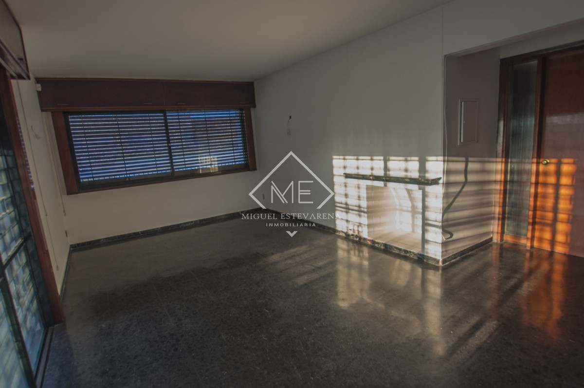 Casa ID.666 - Casa en venta en el centro de Minas: Amplios espacios y diseño inteligente.