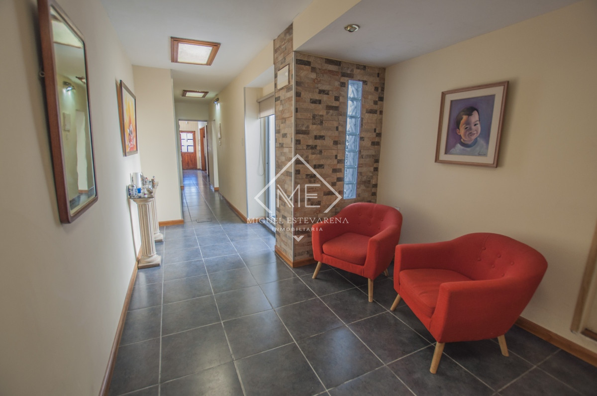 Casa ID.715 - ¡Oportunidad en Minas!  En venta amplia Propiedad en el Centro con Oficina y Garaje