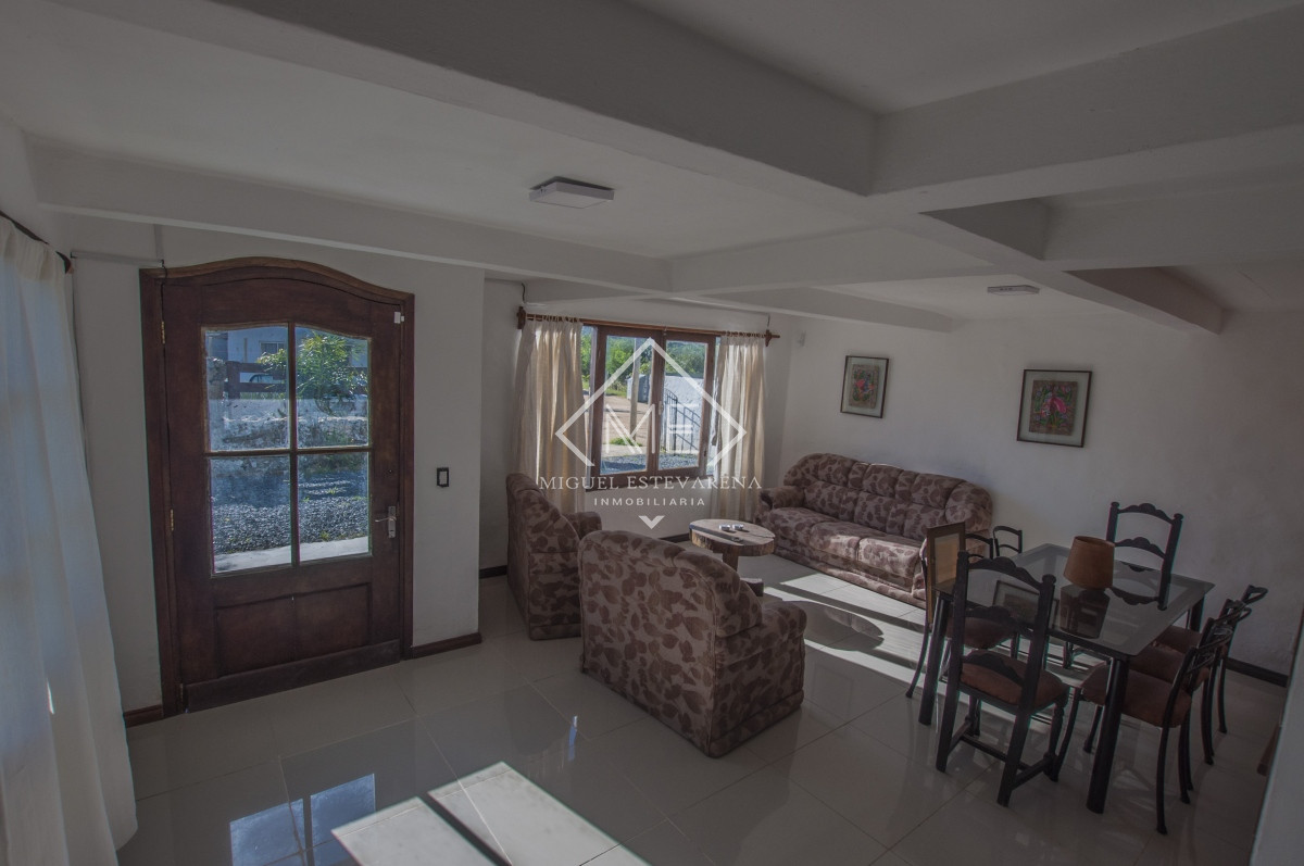 Casa ID.717 - Oportunidad de Venta: Casa en El Tesoro con Amplio Terreno y Excelente Ubicación