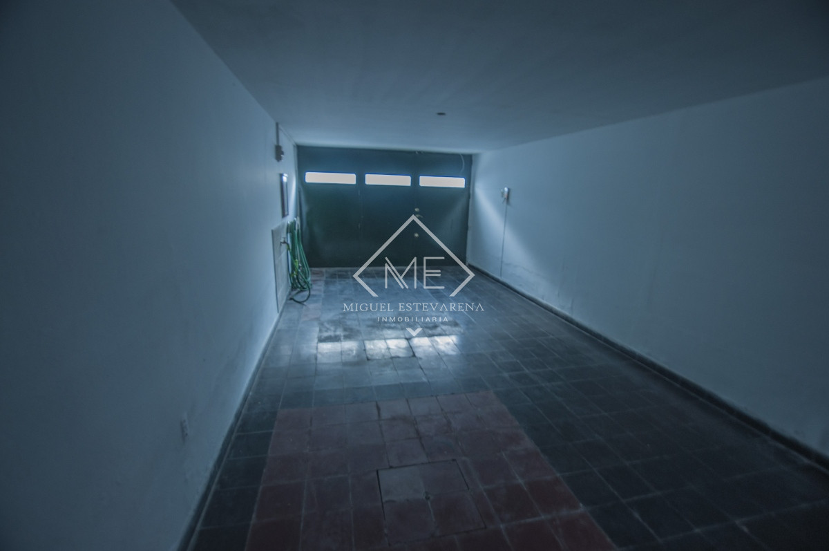 Casa ID.666 - Casa en venta en el centro de Minas: Amplios espacios y diseño inteligente.