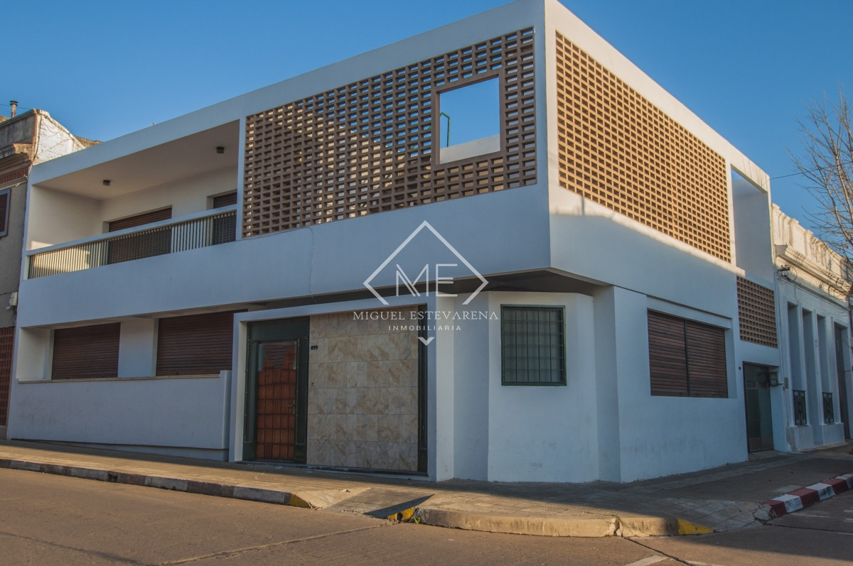 Casa ID.666 - Casa en venta en el centro de Minas: Amplios espacios y diseño inteligente.