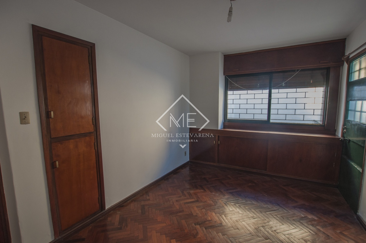 Casa ID.666 - Casa en venta en el centro de Minas: Amplios espacios y diseño inteligente.