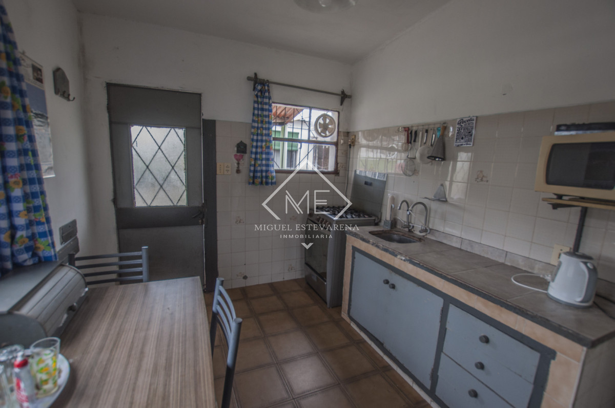 Casa ID.890 - Casa a la Venta en Barrio España - 3 Dormitorios, Cochera, Parrillero y Terreno Amplio
