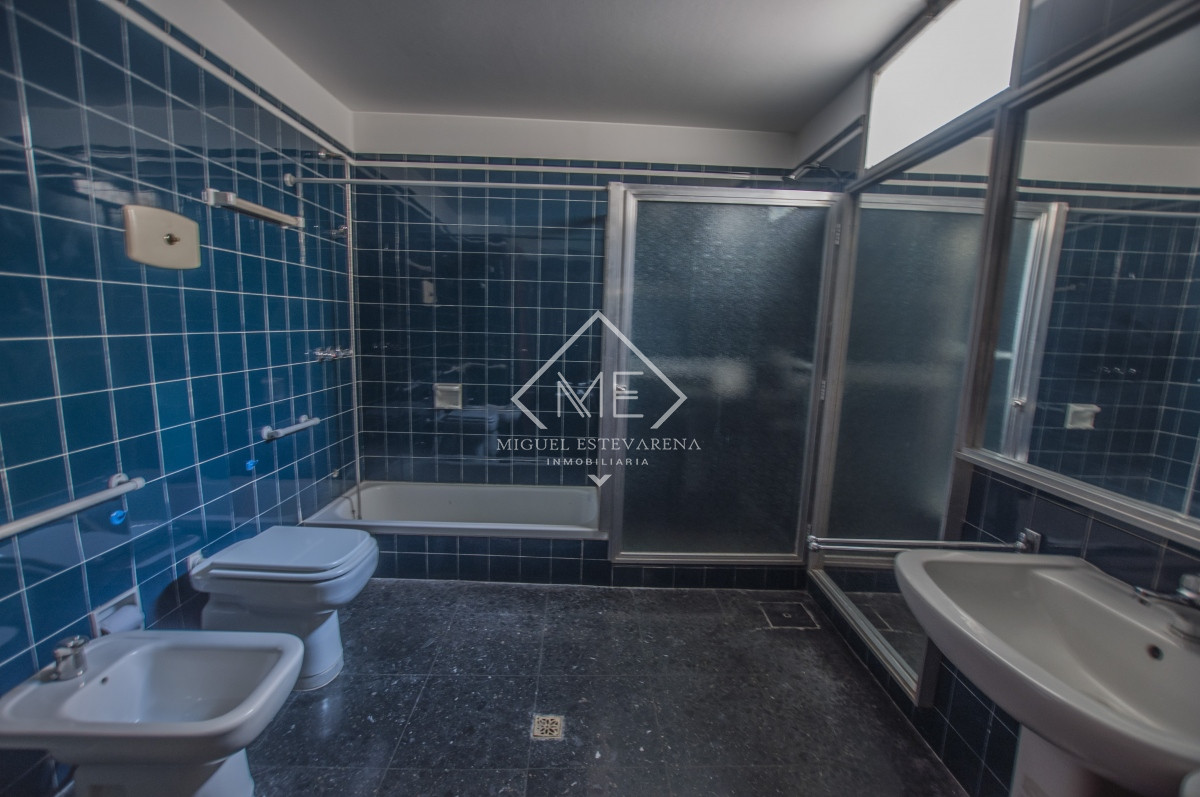 Casa ID.666 - Casa en venta en el centro de Minas: Amplios espacios y diseño inteligente.