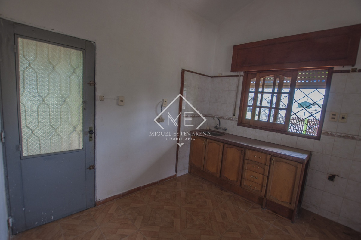 Casa ID.750 - En venta: oportunidad en barrio Estación de Minas, casa en esquina con terreno amplio