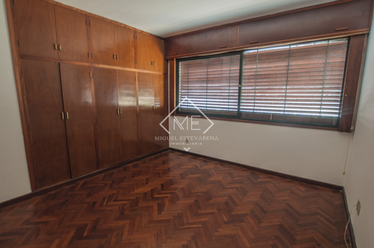 Casa ID.666 - Casa en venta en el centro de Minas: Amplios espacios y diseño inteligente.