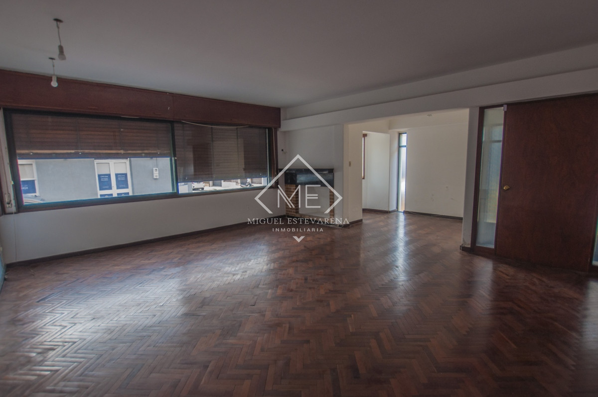 Casa ID.666 - Casa en venta en el centro de Minas: Amplios espacios y diseño inteligente.