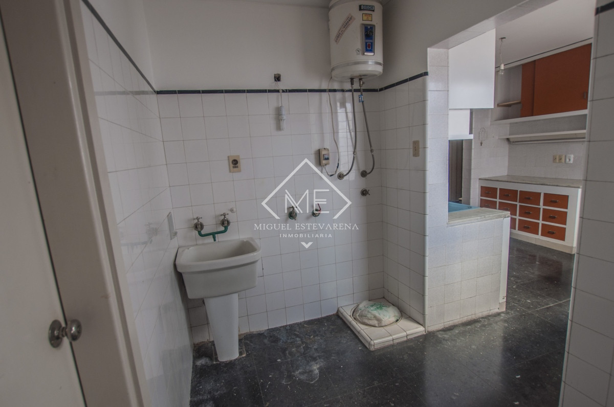 Casa ID.666 - Casa en venta en el centro de Minas: Amplios espacios y diseño inteligente.