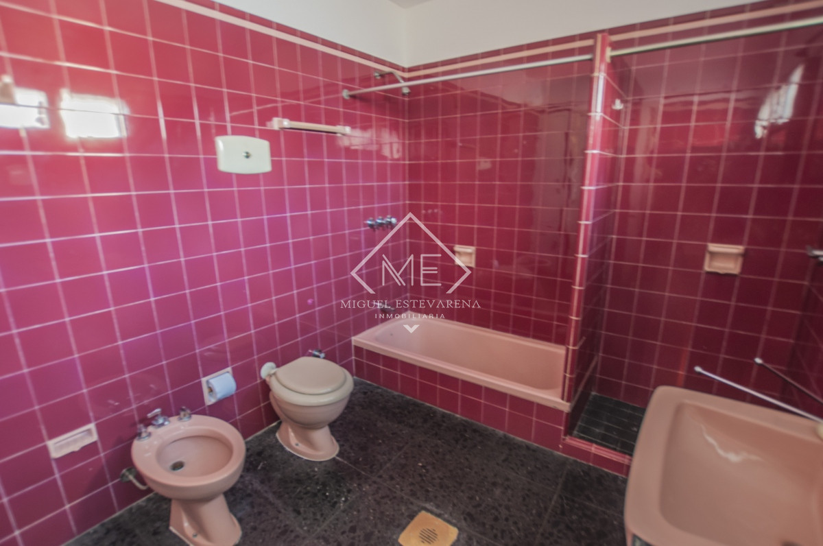 Casa ID.666 - Casa en venta en el centro de Minas: Amplios espacios y diseño inteligente.
