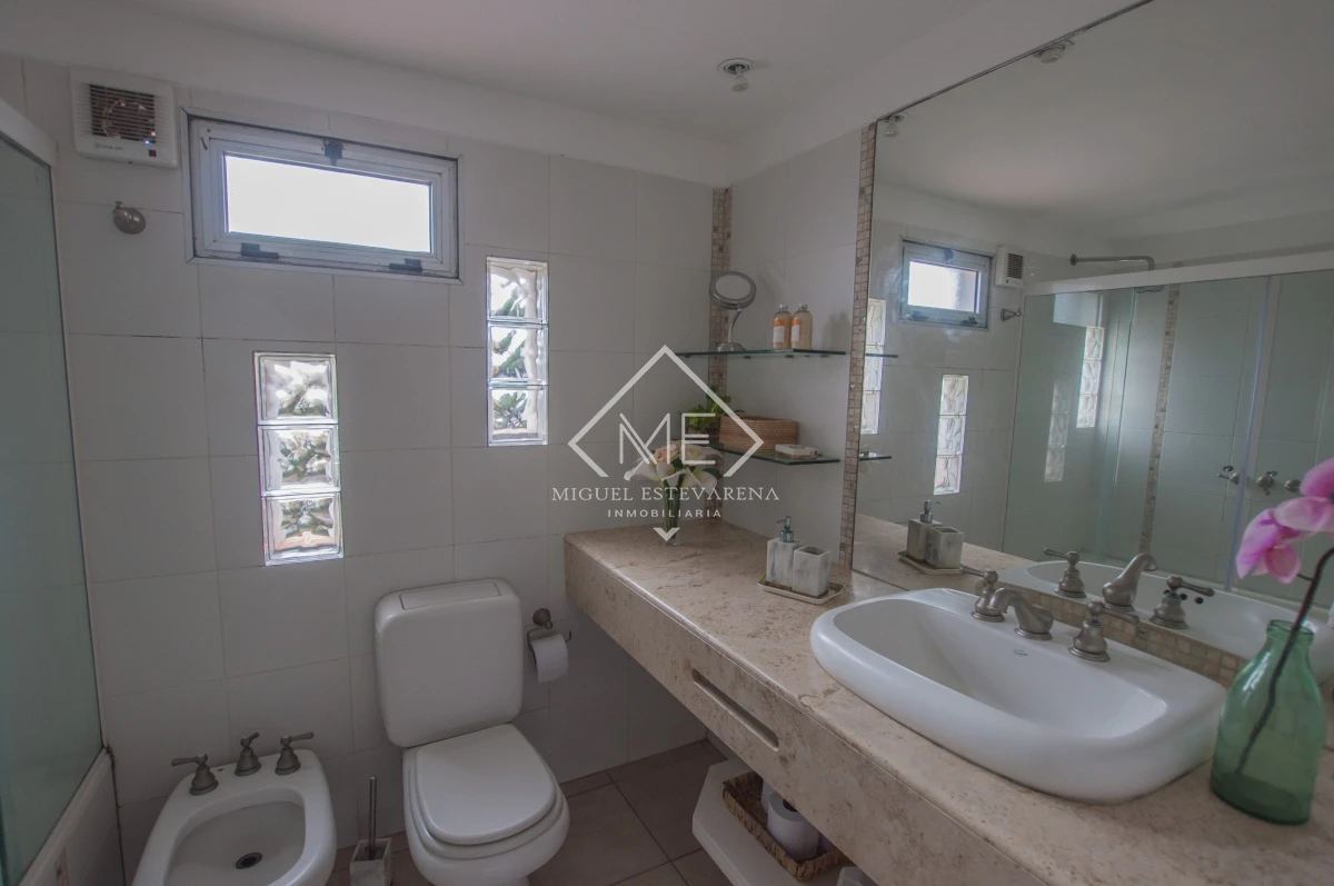 Casa ID.711 - Casa de tres dormitorios y tres baños a la venta en Maldonado.