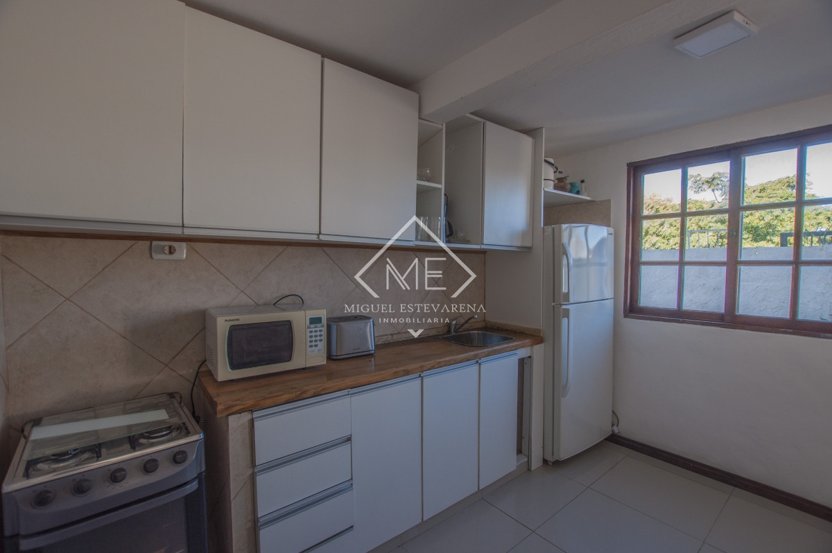 Casa ID.717 - Oportunidad de Venta: Casa en El Tesoro con Amplio Terreno y Excelente Ubicación