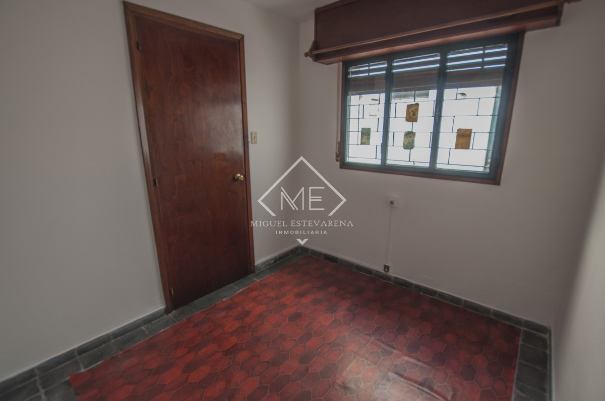 Casa ID.666 - Casa en venta en el centro de Minas: Amplios espacios y diseño inteligente.