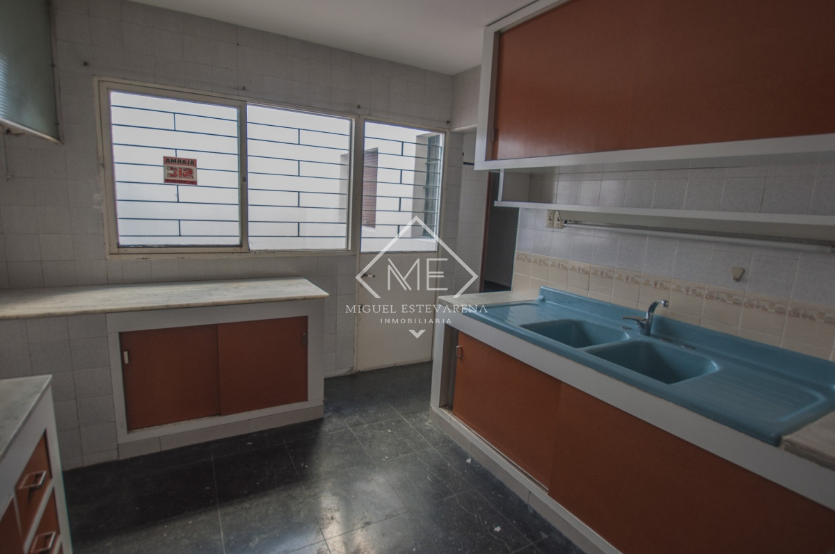Casa ID.666 - Casa en venta en el centro de Minas: Amplios espacios y diseño inteligente.