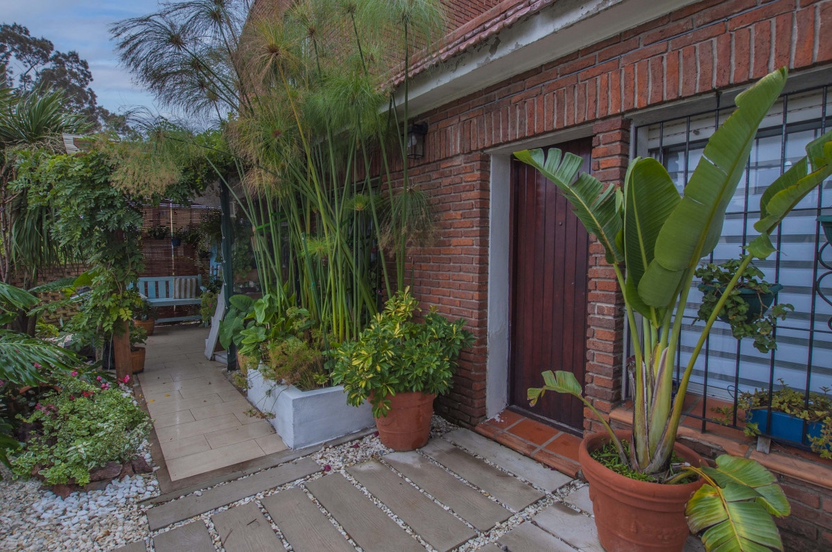 Casa de tres dormitorios y tres baños a la venta en Maldonado.