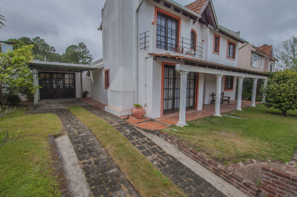 Casa de tres dormitorios y 3 baños a la venta en Pinares