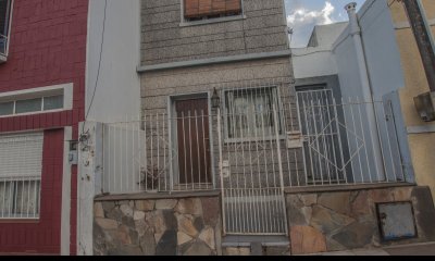 Casa a la venta de un dormitorio más apto al fondo.