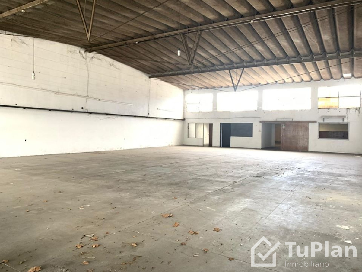 Apartamento ID.1555 - (Ref. 3.842) Gran Local comercial en 8 de octubre esq 20 febrero union