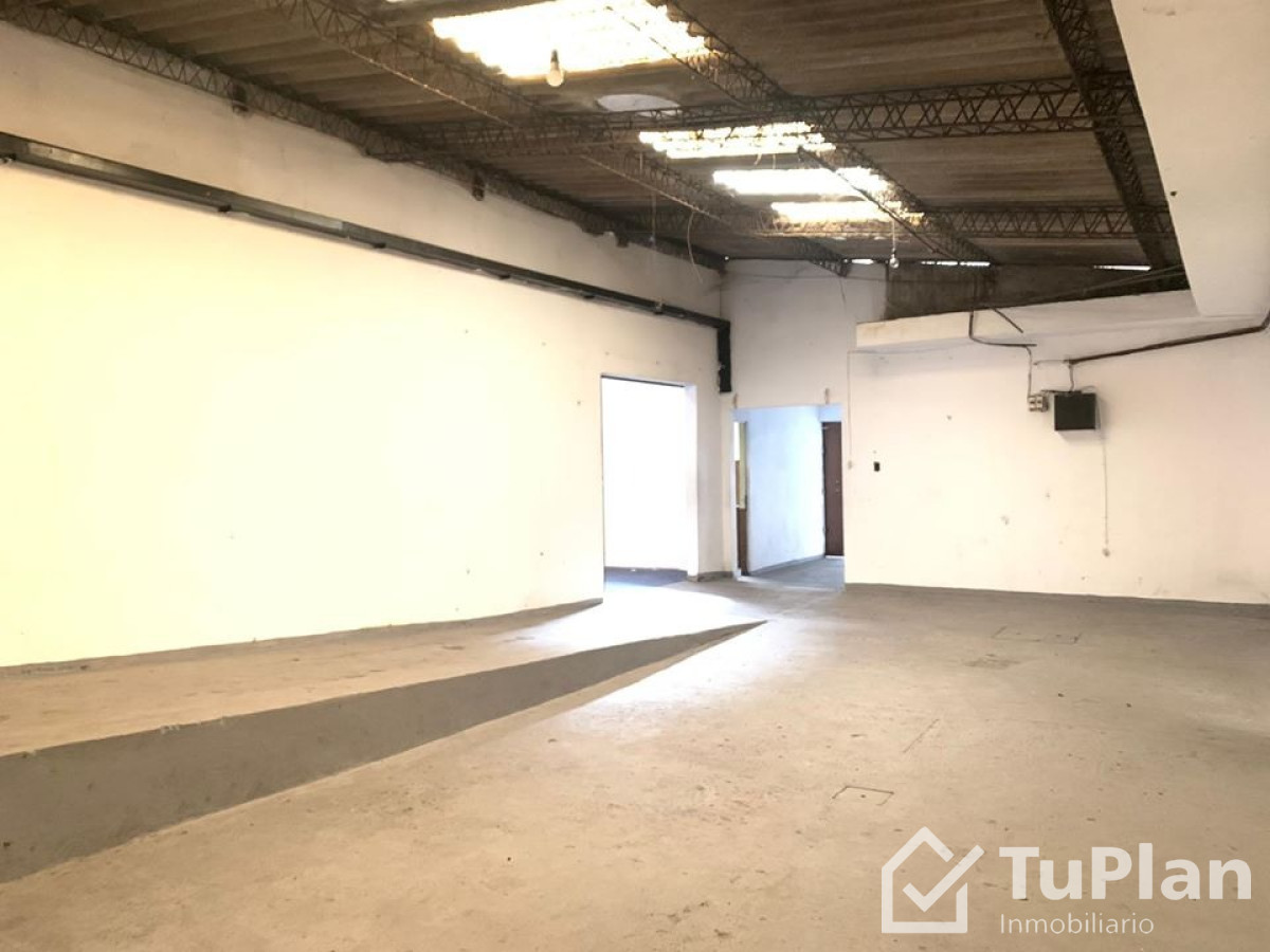 Apartamento ID.1555 - (Ref. 3.842) Gran Local comercial en 8 de octubre esq 20 febrero union