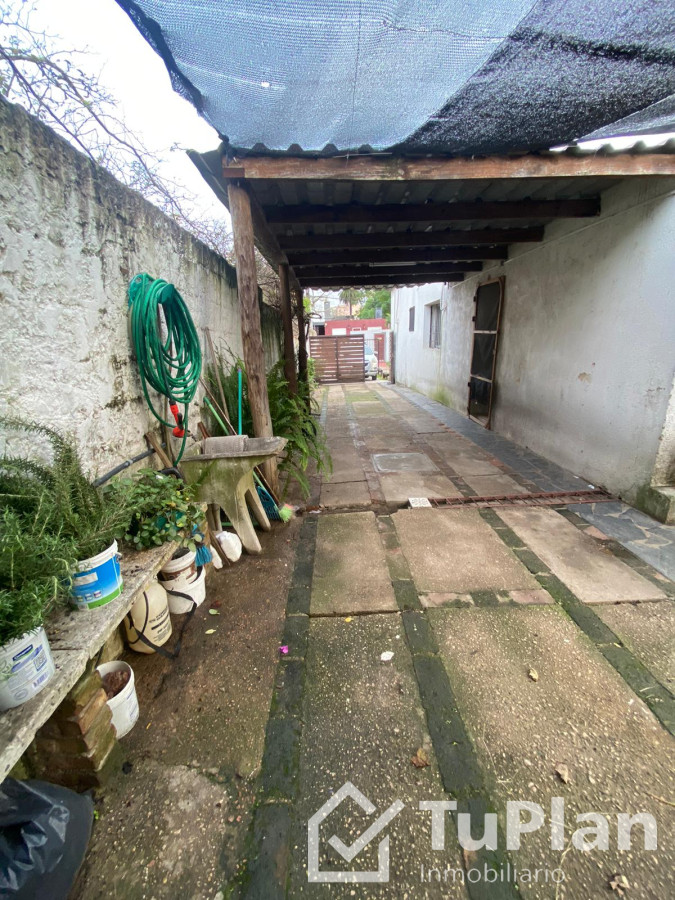Apartamento ID.1749 - (Ref 4.159) Se vende casa de 3 dormitorios, patios y galpón en Colón 