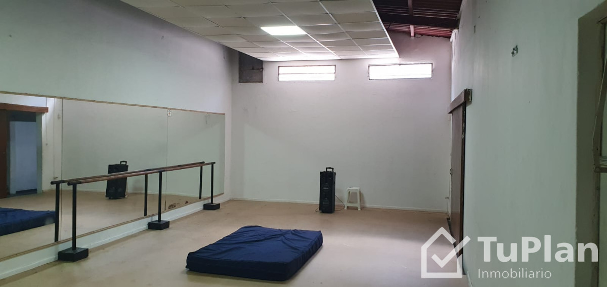 Apartamento ID.1555 - (Ref. 3.842) Gran Local comercial en 8 de octubre esq 20 febrero union