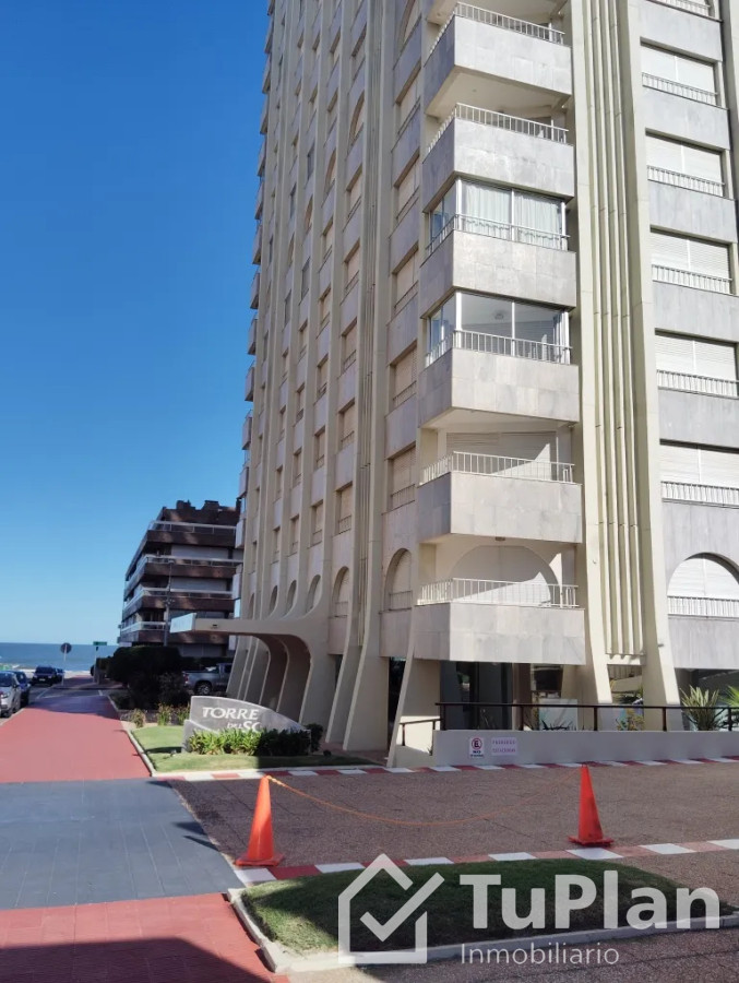 Apartamento ID.1777 - (Ref: 4.185) Se vende apartamento de 2 dormitorios con vista al mar en Península de Punta del Este