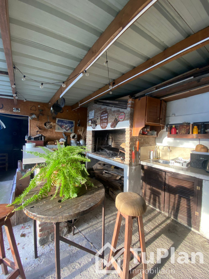 Apartamento ID.1749 - (Ref 4.159) Se vende casa de 3 dormitorios, patios y galpón en Colón 