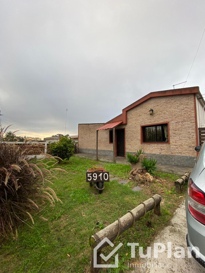 Apartamento ID.1749 - (Ref 4.159) Se vende casa de 3 dormitorios, patios y galpón en Colón 