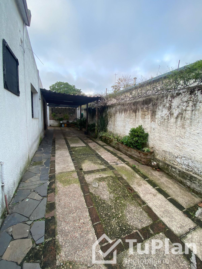 Apartamento ID.1749 - (Ref 4.159) Se vende casa de 3 dormitorios, patios y galpón en Colón 