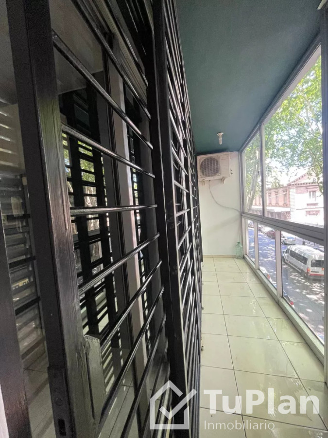 Apartamento ID.1636 - (Ref:4.052)Excelente apto semi amoblado 1dorm+cochera en centro