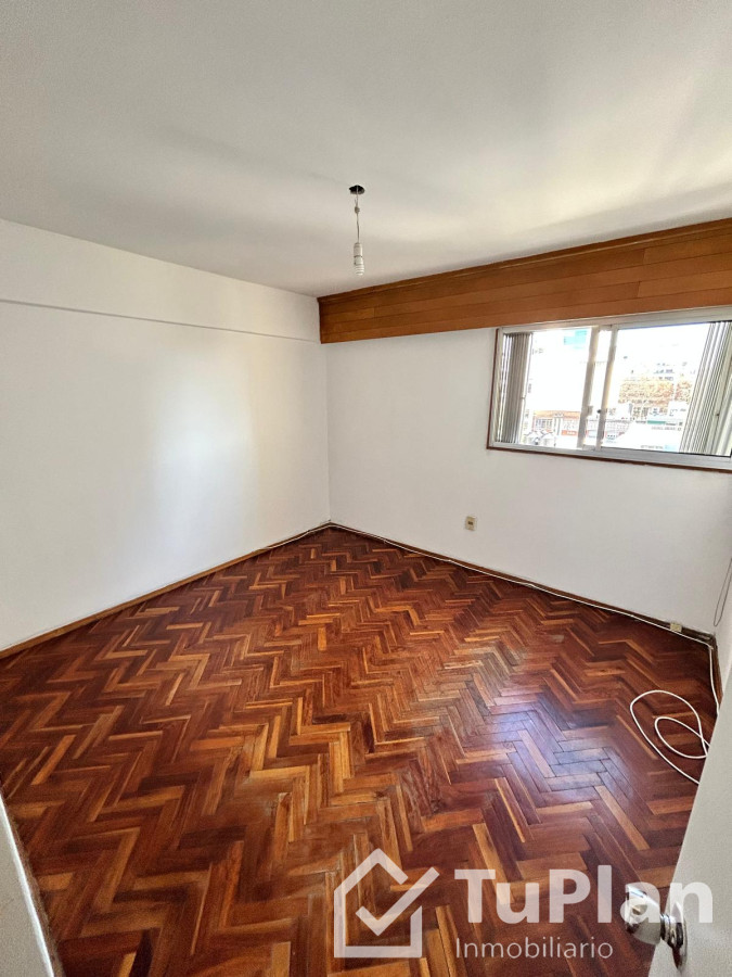 Apartamento ID.1742 - (Ref: 4.152) Apartamento en venta, 70m2, 3 dorm, baño, terraza lavadero, espacios amplios, Centro