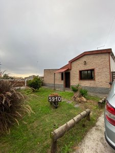 (Ref 4.159) Se vende casa de 3 dormitorios, patios y galpón en Colón 