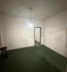 (Ref 4.243) Se vende apartamento a refaccionar en Pocitos, ideal para inversores