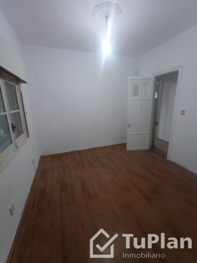 Casa ID.1948 - (5.350) Hermosa casa de tres dormitorios, barbacoa, entrada para vehículos con un apto de 1 dormitorio