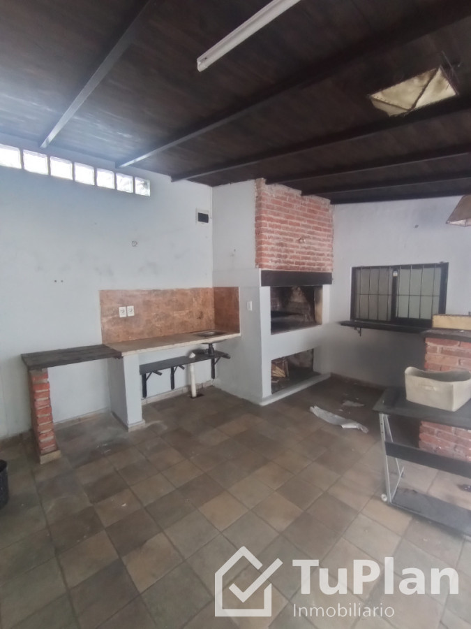 Casa ID.1948 - (5.350) Hermosa casa de tres dormitorios, barbacoa, entrada para vehículos con un apto de 1 dormitorio