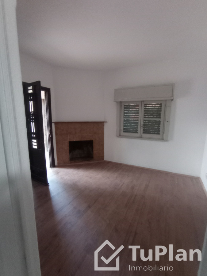 Casa ID.1948 - (5.350) Hermosa casa de tres dormitorios, barbacoa, entrada para vehículos con un apto de 1 dormitorio