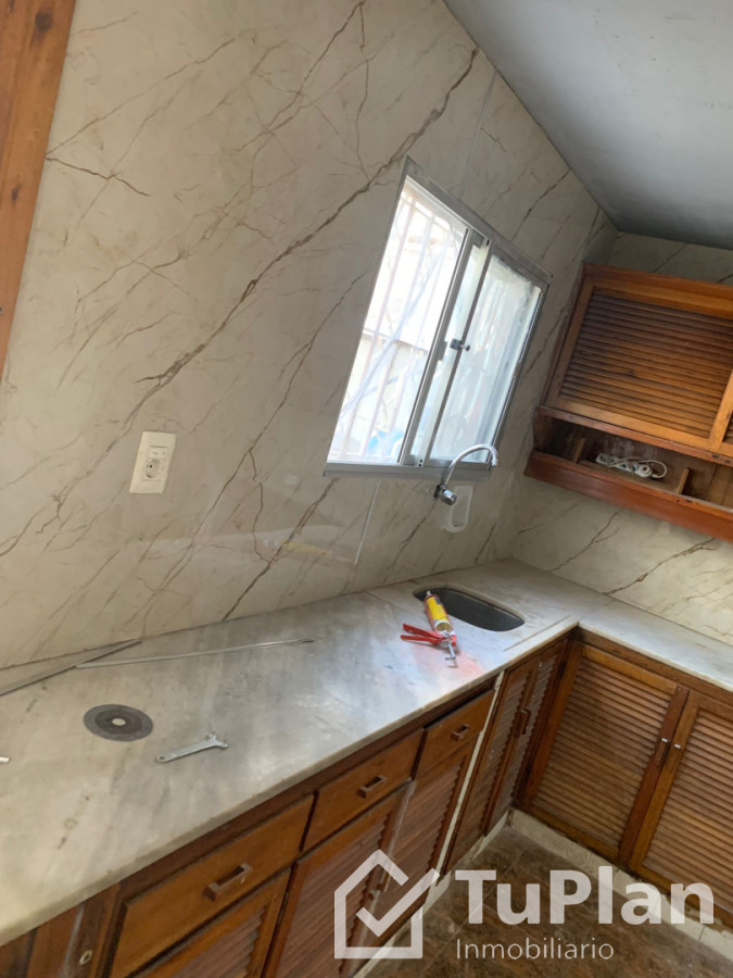 Casa ID.1948 - (5.350) Hermosa casa de tres dormitorios, barbacoa, entrada para vehículos con un apto de 1 dormitorio